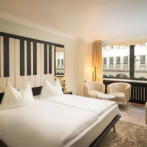 Elaya Center Hotel